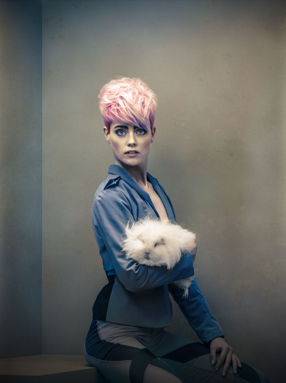 young; woman; portrait; studio; amsterdam; the netherlands; soft; colours; colors; jong; vrouw; zacht; licht; pink; hair roze; haar