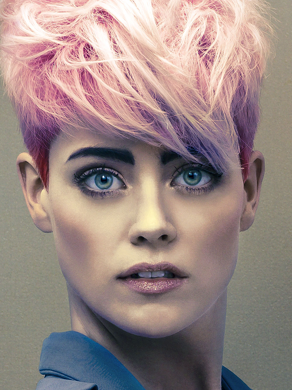 young; woman; portrait; studio; amsterdam; the netherlands; soft; colours; colors; jong; vrouw; zacht; licht; pink; hair roze; haar